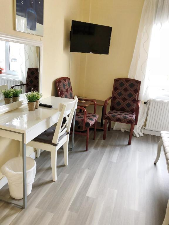 TV a/nebo společenská místnost v ubytování Hotell Björnidet