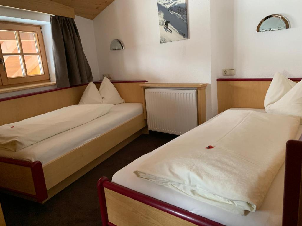 Postel nebo postele na pokoji v ubytování Pension Strolz