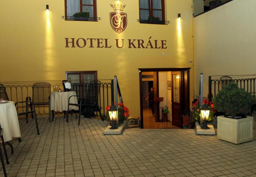 a hotel entrance with a table and a sign that reads hotel ukake at Hotel U Krále in Jičín