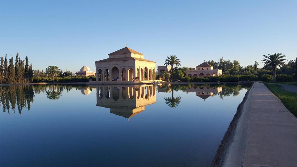 a building sitting in the middle of a lake at Palais Claudio Bravo in Taroudant