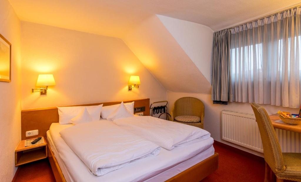 Postel nebo postele na pokoji v ubytování CityHotel Kempten