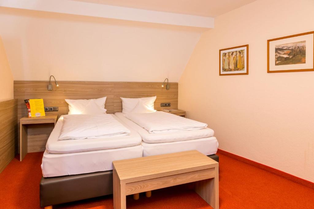 Postel nebo postele na pokoji v ubytování CityHotel Kempten