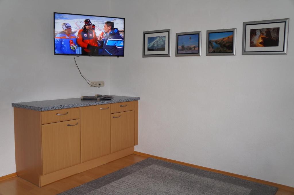 TV a/nebo společenská místnost v ubytování Pension Strolz