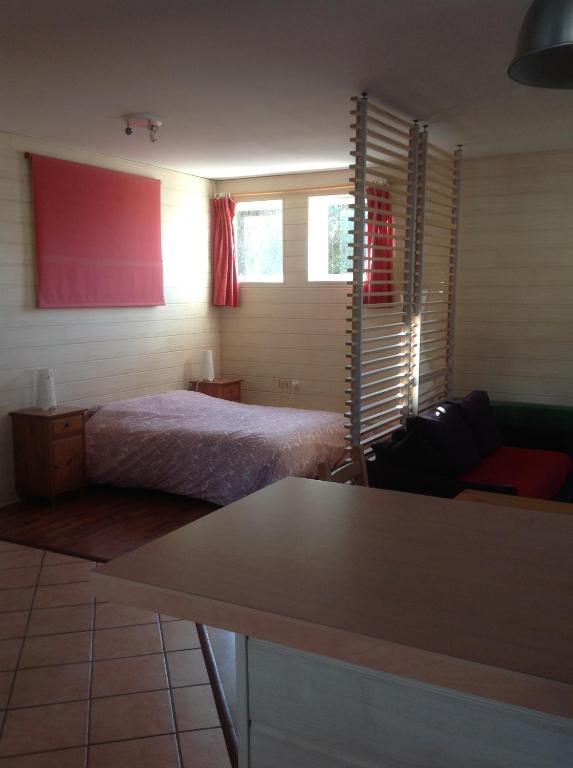 WimilleにあるSouali de L'îlot espace de quiétudeのベッドルーム(ベッド1台、テーブル付)