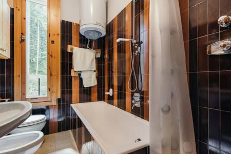 CENTRAL WOODEN CHALET WITH FOREST VIEW, Madonna di Campiglio — property photo 3