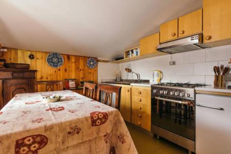 Kuchnia lub aneks kuchenny w obiekcie CENTRAL WOODEN CHALET WITH FOREST VIEW