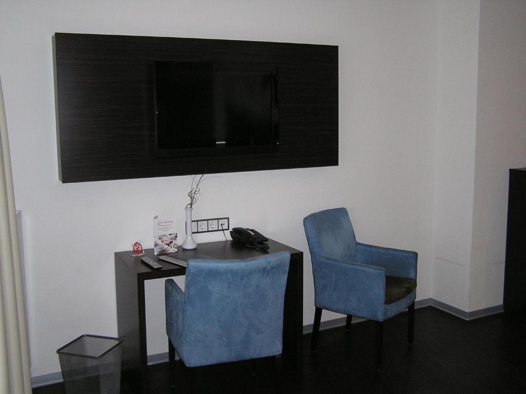 TV a/nebo společenská místnost v ubytování Hotel zur Promenade