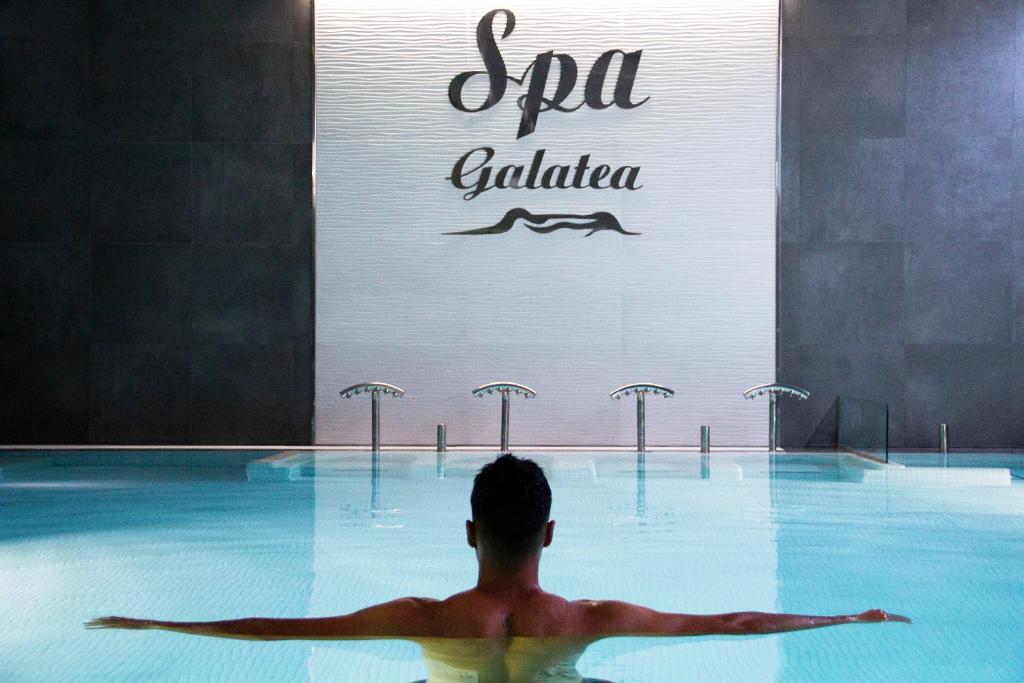 Бассейн в Hotel Spa Galatea или поблизости