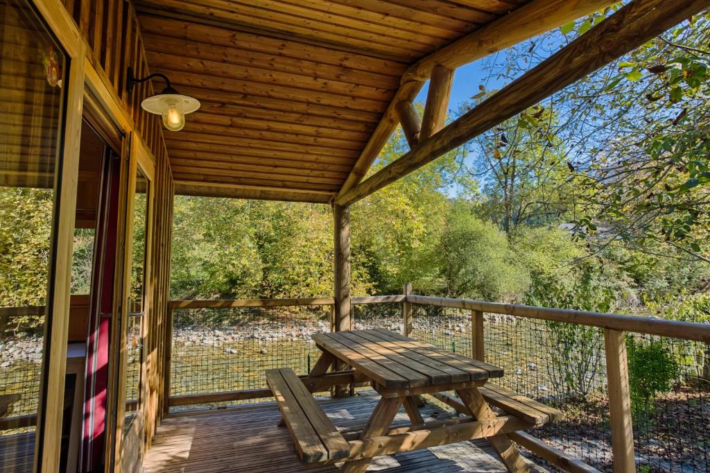 Balkón nebo terasa v ubytování Camping des Gaves