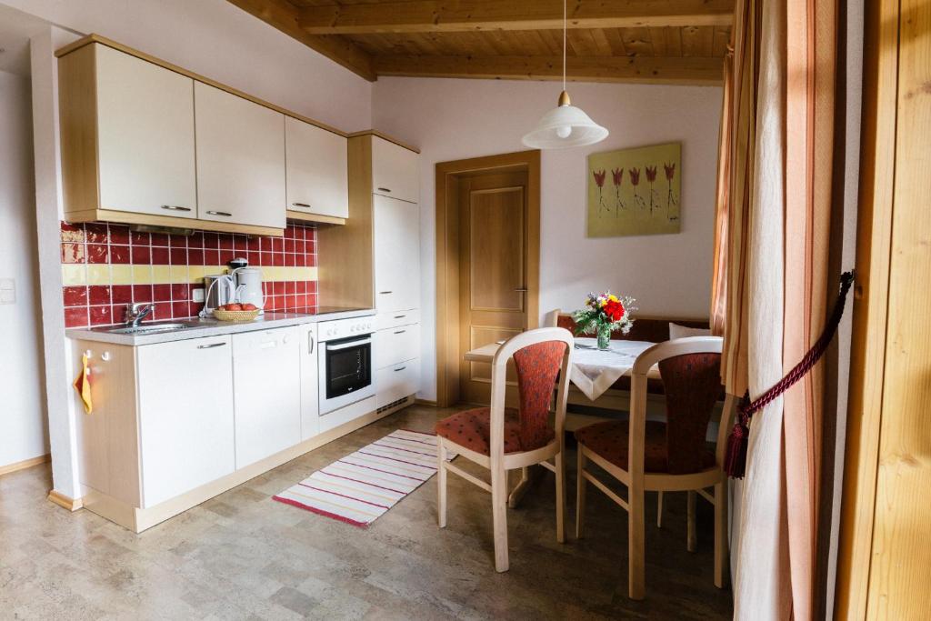 Kuchyň nebo kuchyňský kout v ubytování Gaestehaus Berger