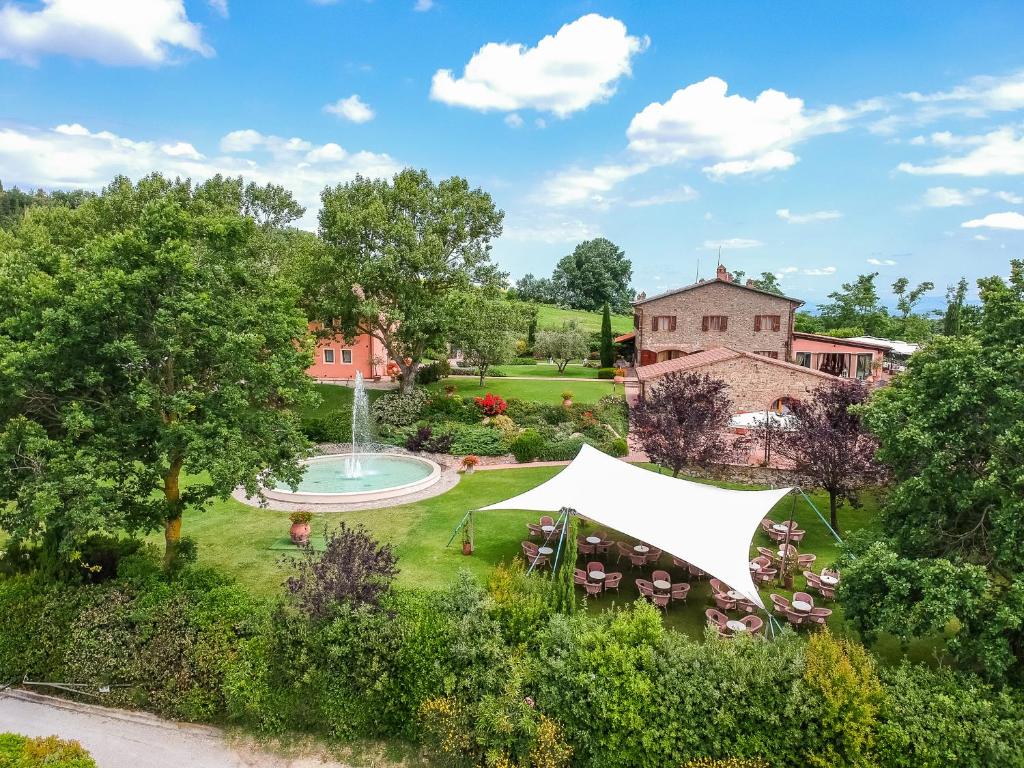 - une vue aérienne sur un jardin avec une fontaine dans l'établissement Tenuta Quadrifoglio, à Gambassi Terme
