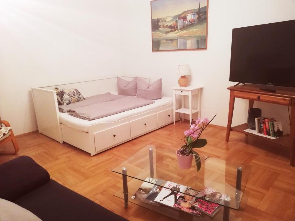 A television and/or entertainment centre at Pension Kohlweg