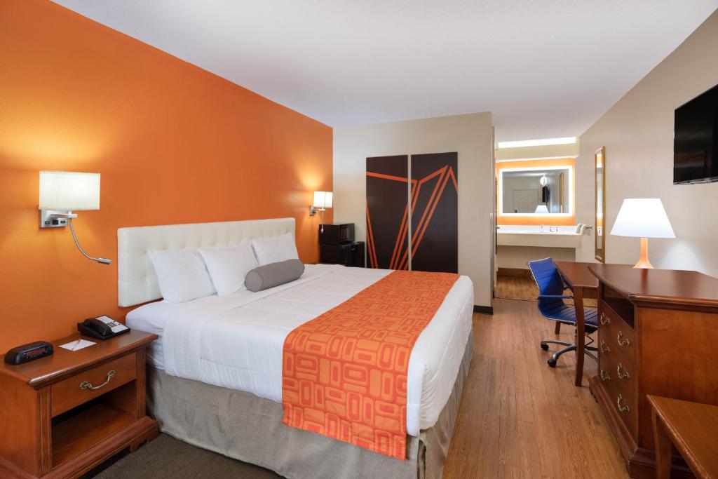 Howard Johnson by Wyndham Savannah GA photo