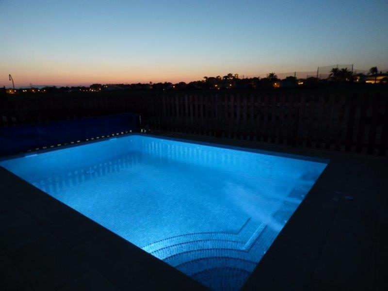 トレ・パチェコにあるLuxury front line home on Mar Menor Golf Resortの青い照明付きの大型スイミングプール