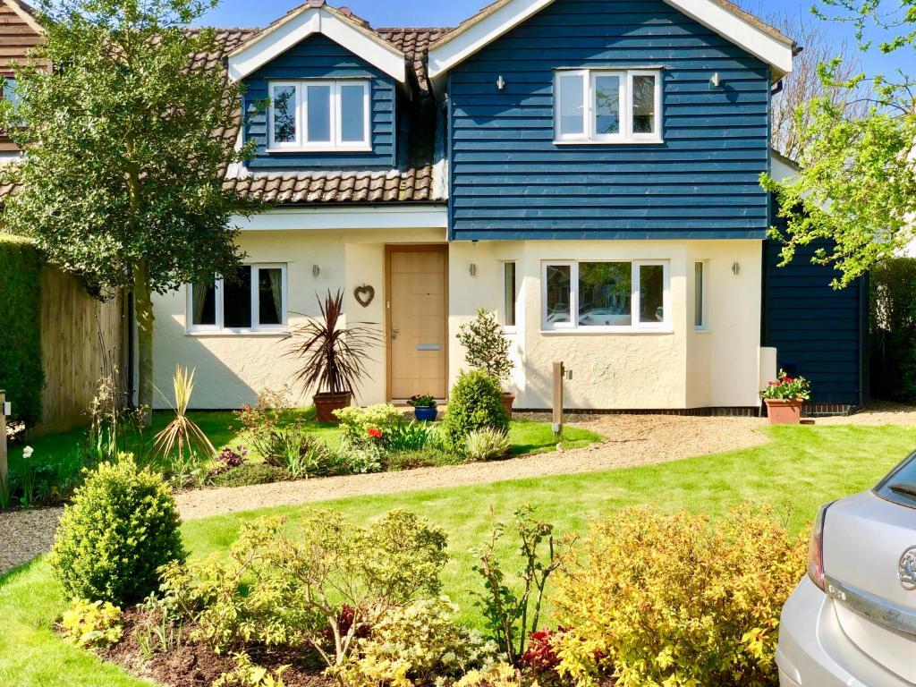 una casa con una casa azul en Laurels en Felsted