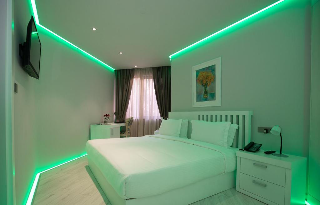 Llit o llits en una habitació de Metro Hotel Tirana