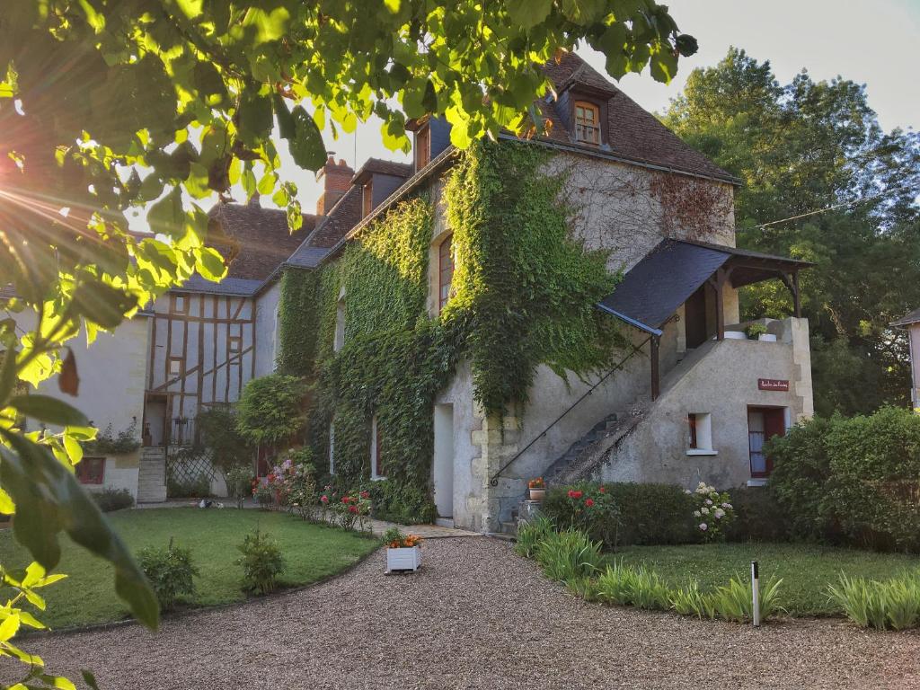 a house with ivy growing on the side of it at Chambre d'Hôtes Le Moulin des Landes in Vernou-sur-Brenne