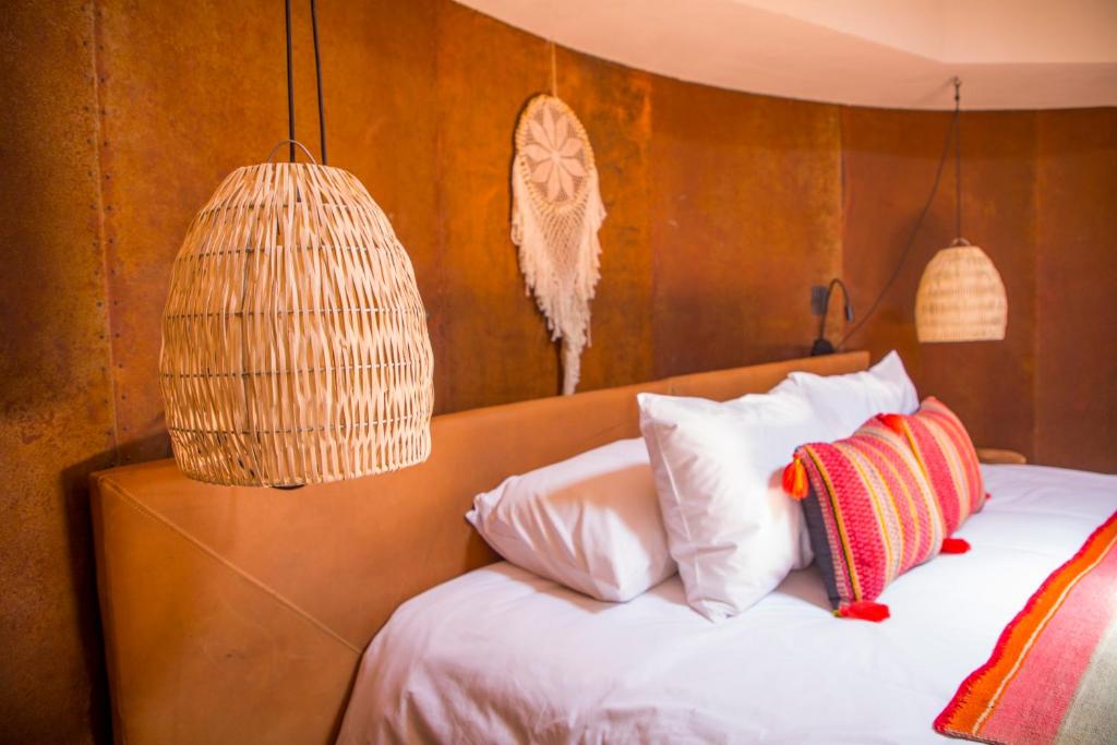 Uma cama ou camas num quarto em Hotel Desertica