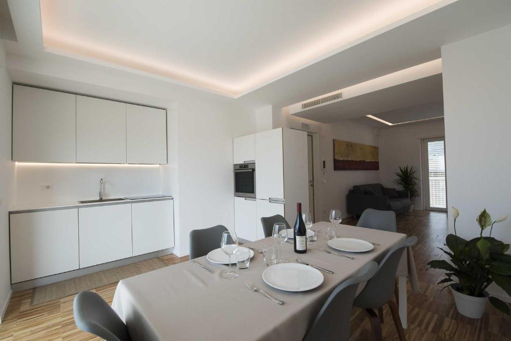 a dining room with a table and a kitchen at apARTments Sperlonga in Sperlonga