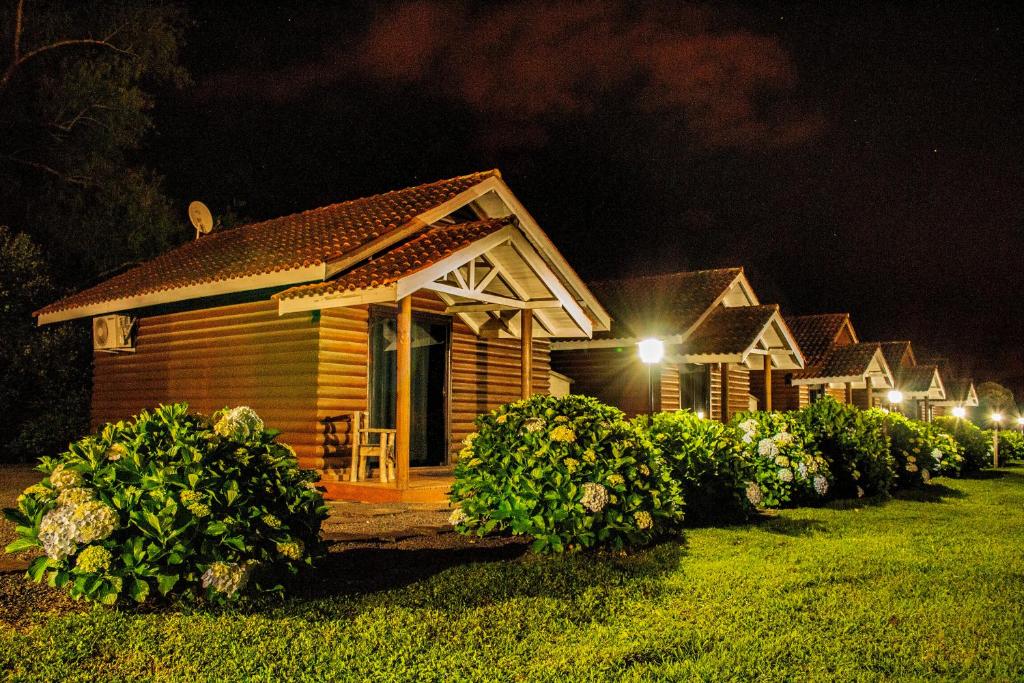 uma fila de casas à noite com luzes em Pousada Cabanas Xokleng em Urubici