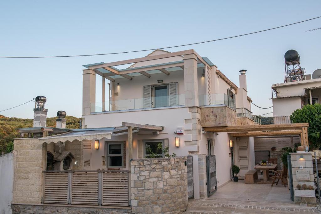 una villa con vista su una casa di Ontas Villa Loutraki Platanias a Gerani Chanion