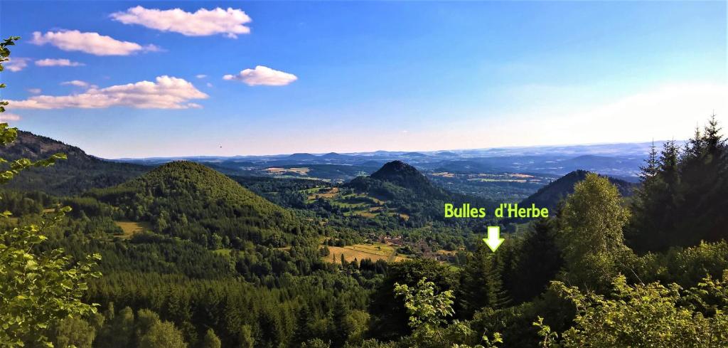 Gallery image of Bulle de Bois, écolodge insolite avec spa privatif au milieu des volcans - Bulles d&#39;Herbe in Queyrières