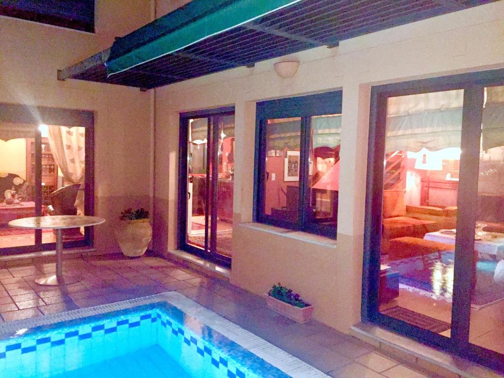 Bazén v ubytování 4-seasons pool villa near Meteora nebo v jeho okolí