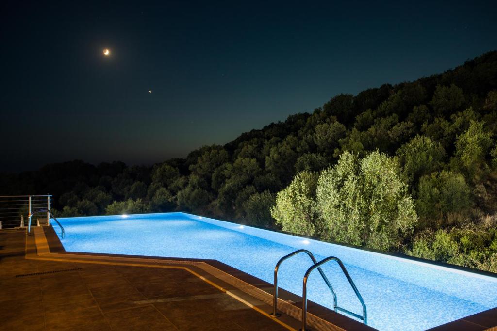 Bazén v ubytovaní Aqua Oliva Resort Syvota alebo v jeho blízkosti