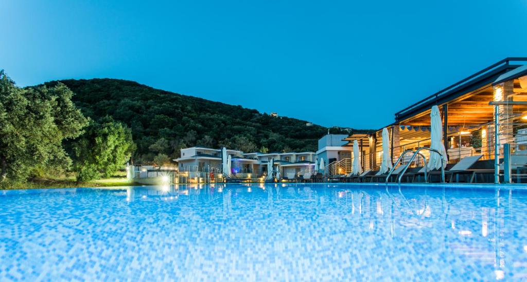 Bazén v ubytovaní Aqua Oliva Resort Syvota alebo v jeho blízkosti