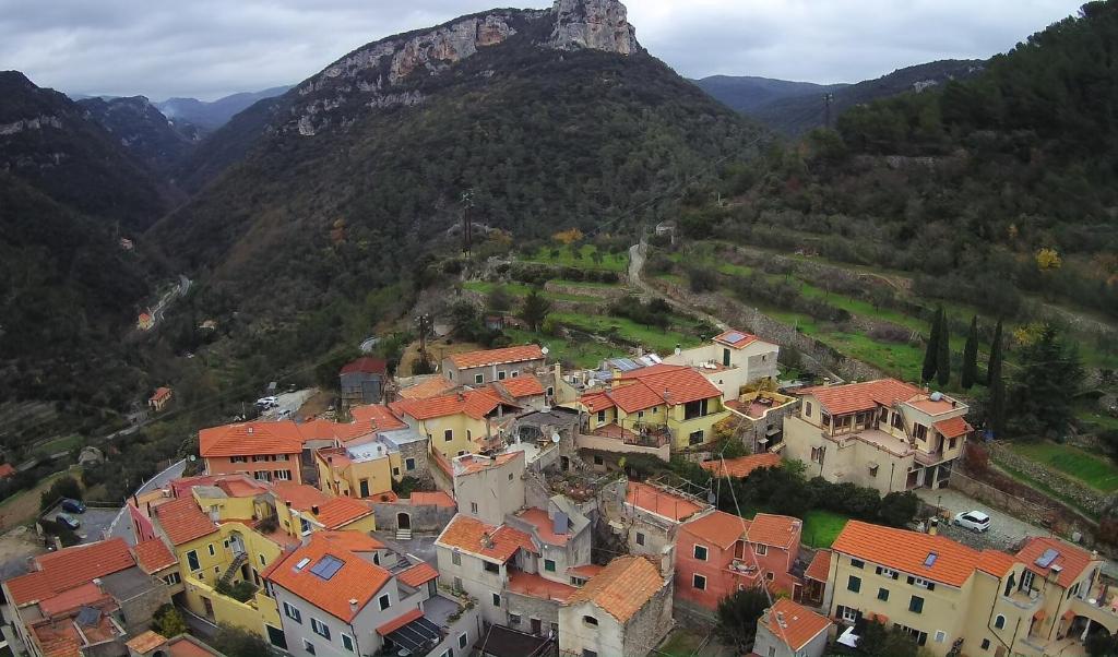 eine Luftansicht eines Dorfes in den Bergen in der Unterkunft B&B Dalù in Finale Ligure