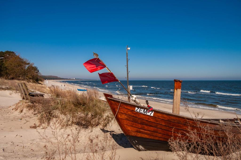 ツェンピンにあるFerienwohnung Stefanieの海辺の海岸に座る木造船