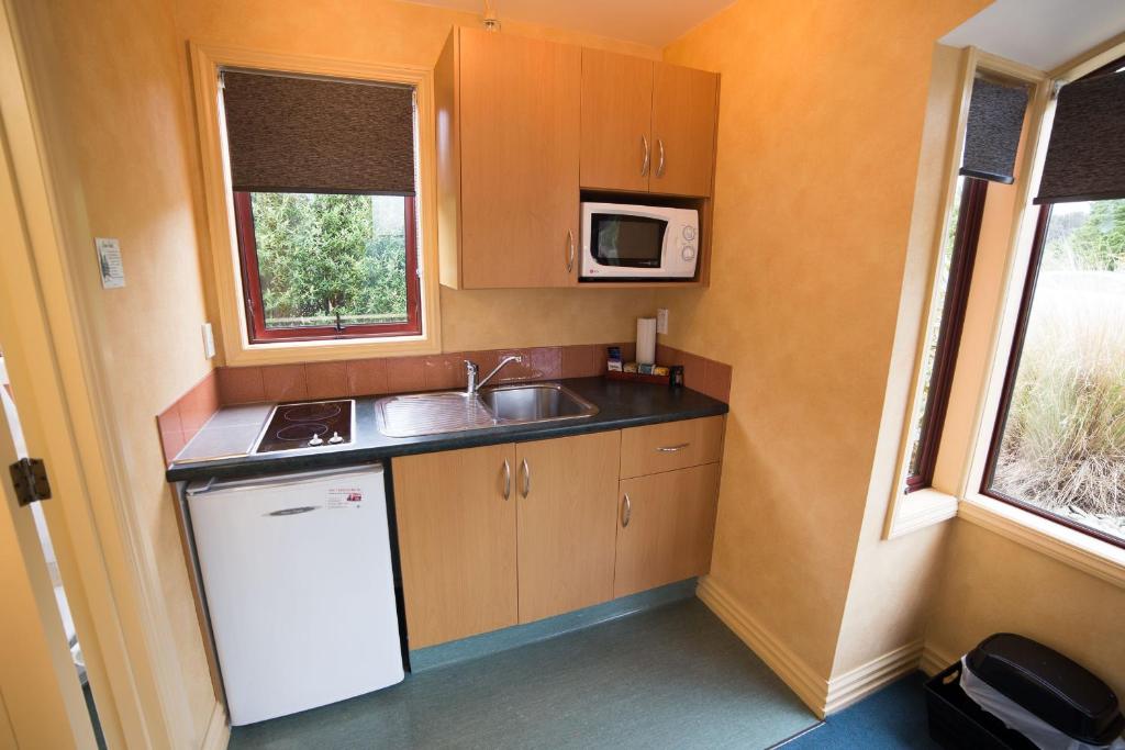 Kuchyň nebo kuchyňský kout v ubytování Red Tussock Motel