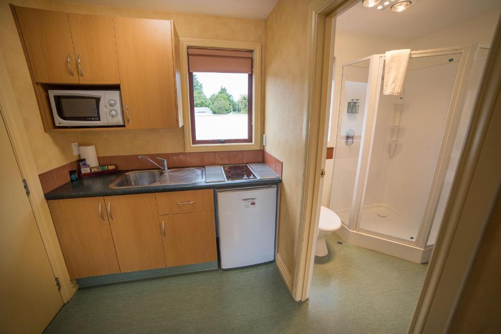 Kuchyň nebo kuchyňský kout v ubytování Red Tussock Motel