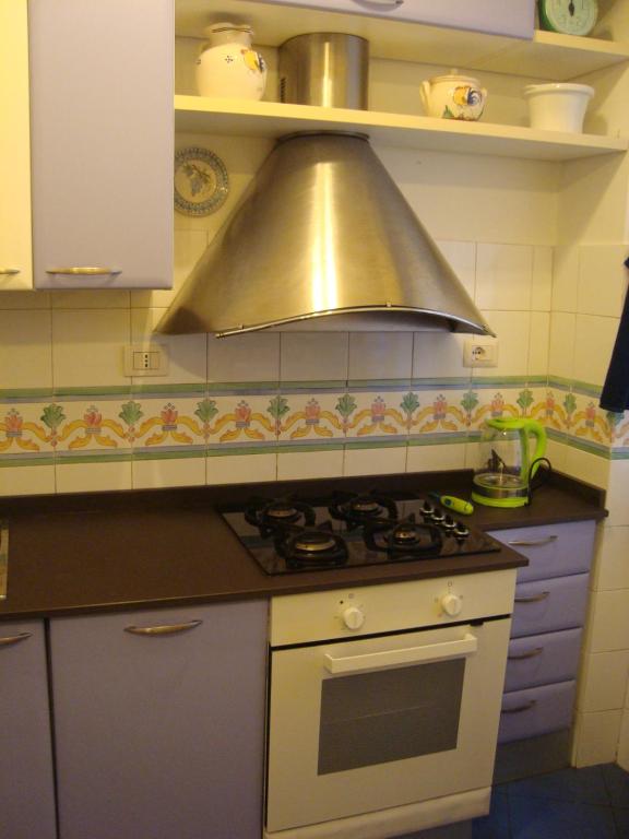 A kitchen or kitchenette at La Casa Dei Gerani