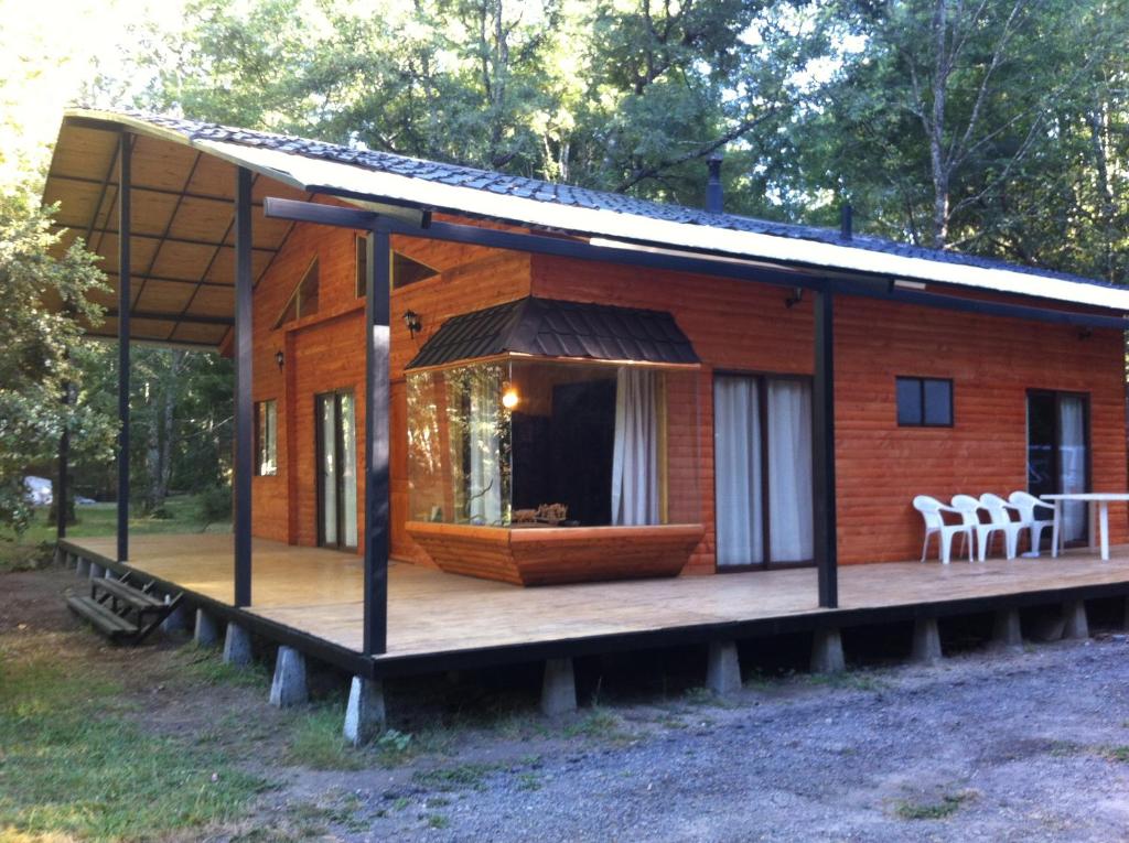 Cabaña de madera con porche y terraza en Cabañas Trancura con Internet Satelital, en Pucón