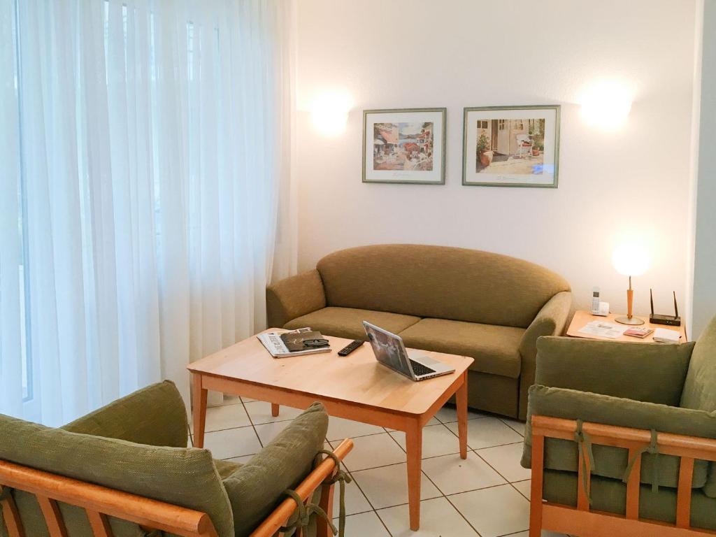 岑平的住宿－Apartment Fridolin，客厅配有沙发和桌椅