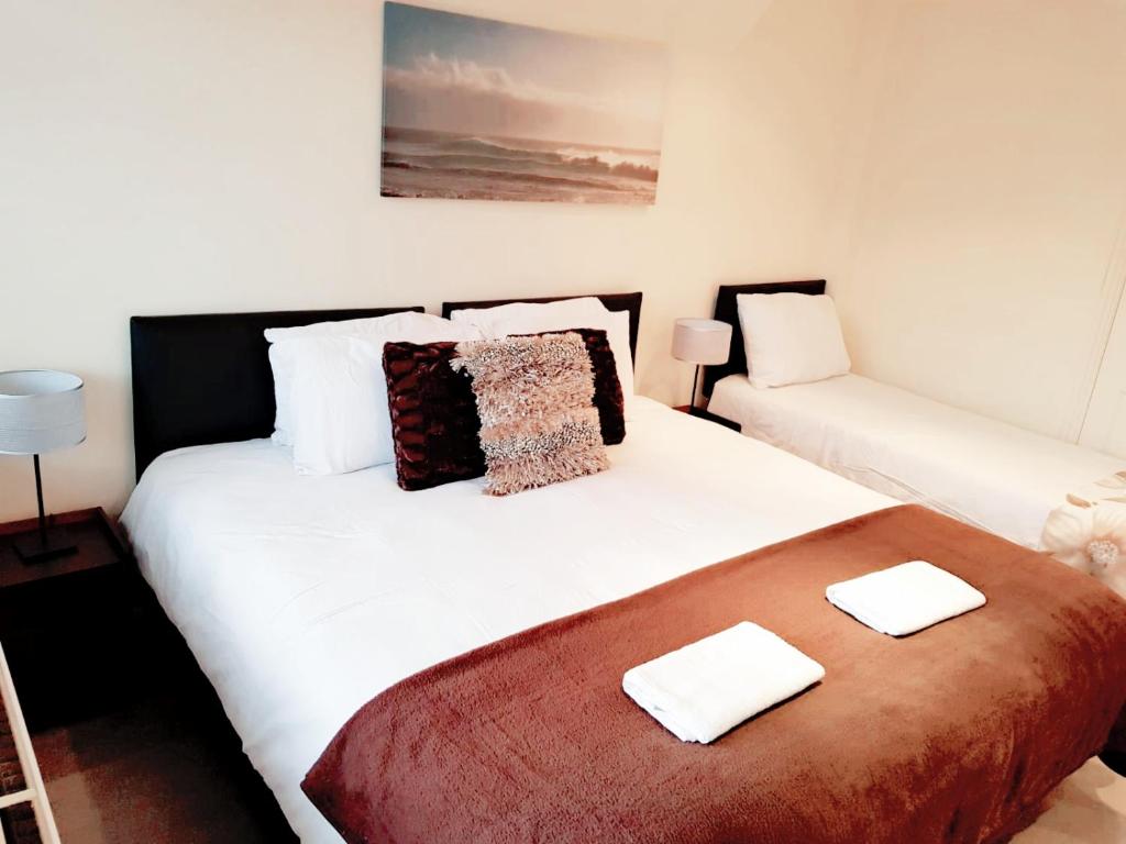 um quarto com uma cama com duas toalhas em The 22 em Londres