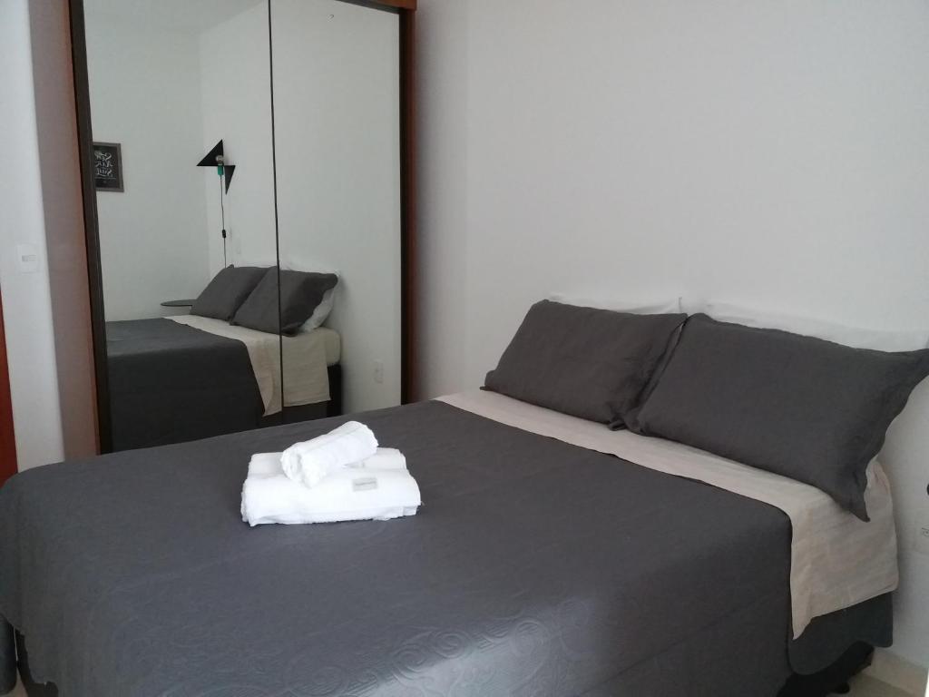 מיטה או מיטות בחדר ב-NOVO EDIFICIO VIENA - ATRAS do PRAIA CENTER