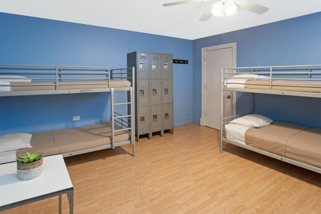 Postel nebo postele na pokoji v ubytování Chicago Parthenon Hostel