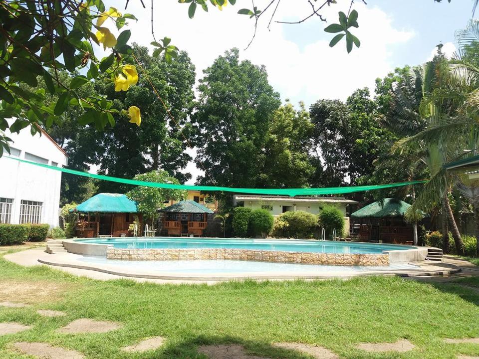uma grande piscina num quintal ao lado de uma casa em Casa Miguel Resort em San Bartolome