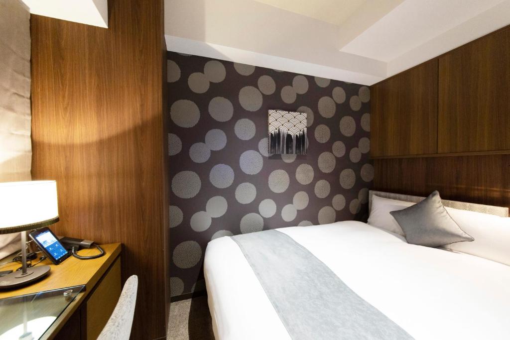 Postel nebo postele na pokoji v ubytování HOTEL HILLARYS Shinsaibashi