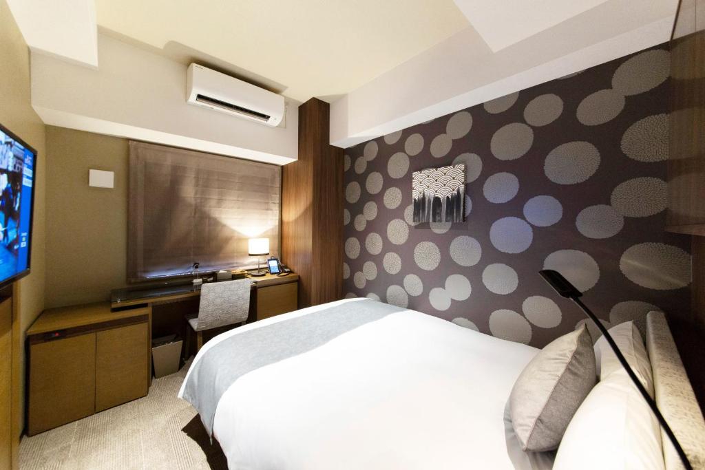 Postel nebo postele na pokoji v ubytování HOTEL HILLARYS Shinsaibashi