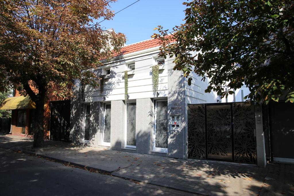 un bâtiment blanc avec une porte dans une rue dans l'établissement VILA MARINA, à Šabac