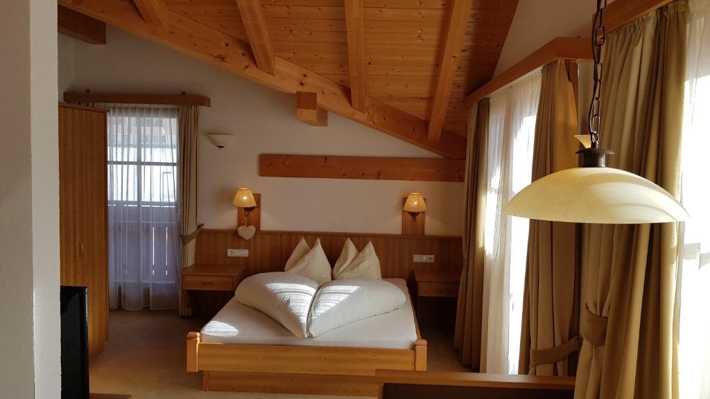 Postel nebo postele na pokoji v ubytování Hotel Gsieserhof