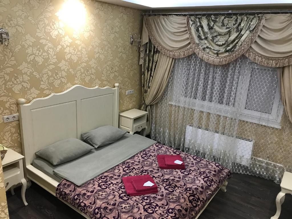 モスクワにあるChasy Brateevskaya Innのベッドルーム1室(赤いナプキン2本付)