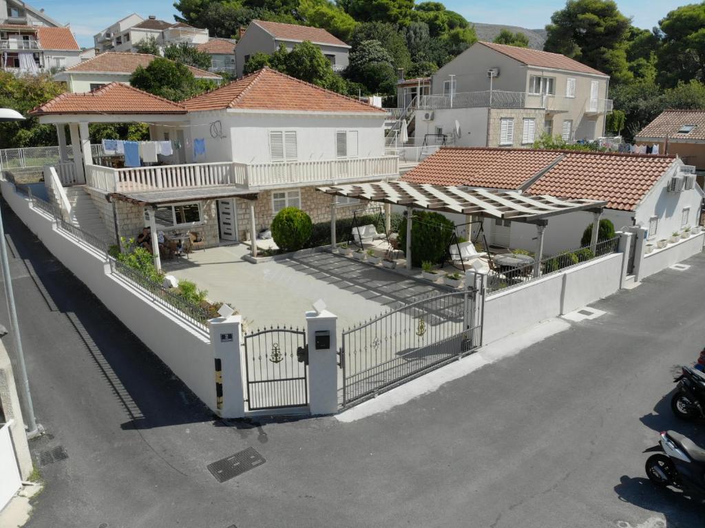eine Luftansicht eines Hauses mit einem Zaun in der Unterkunft Apartments Marija Vukas in Dubrovnik