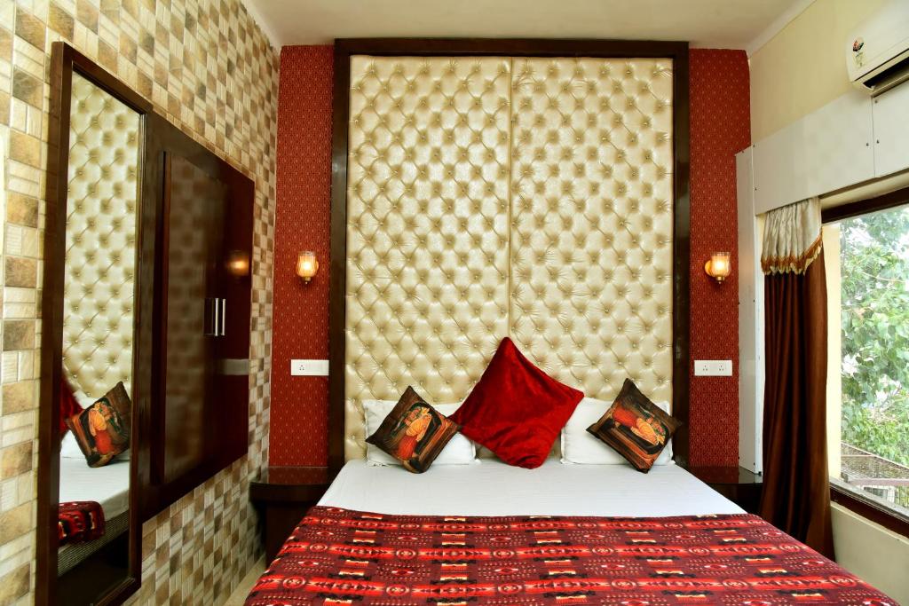 Postel nebo postele na pokoji v ubytování Hotel Ganga Basin