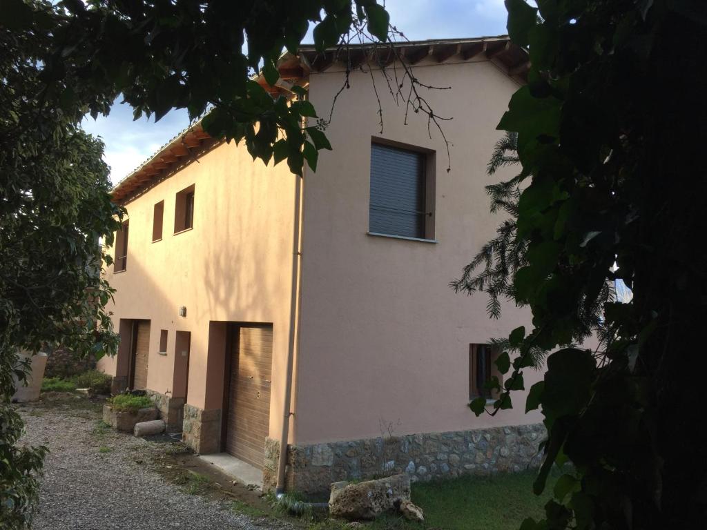 una vista externa de la casa en Cal Ventura, en Prats i Sansor