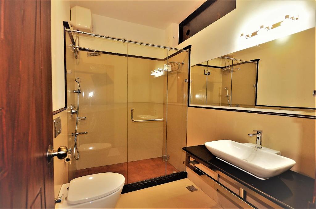 Koupelna v ubytování LakeRose Wayanad Resort