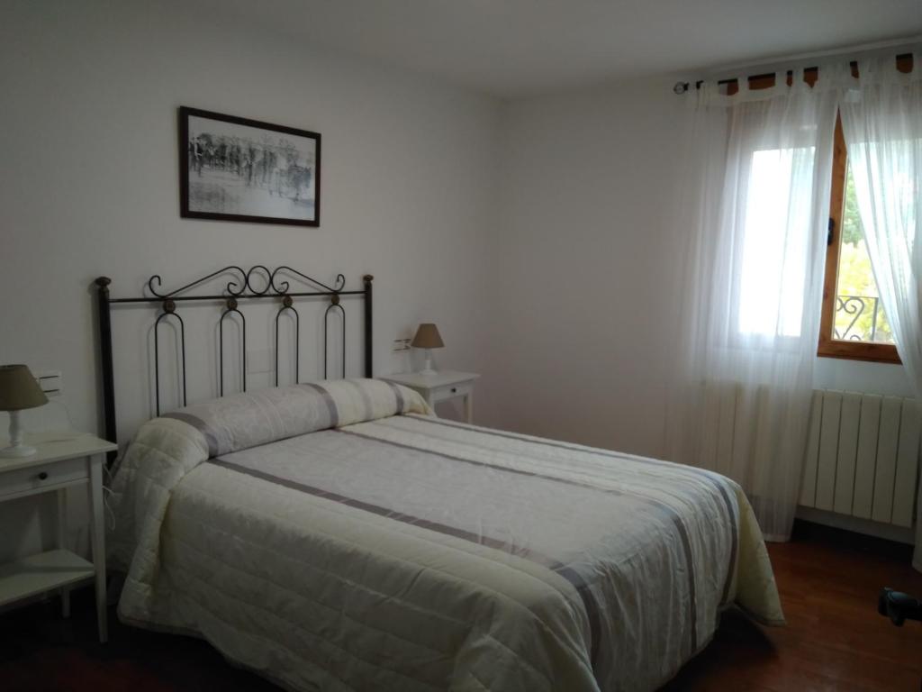 ベルモンテにあるCasa la Isabelicaのベッドルーム(ベッド1台、窓付)